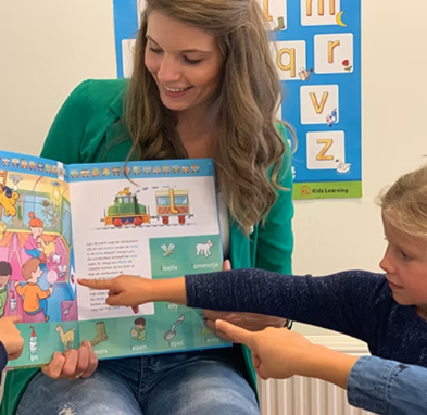 Juf leest het prentenboek De Lettertrein voor