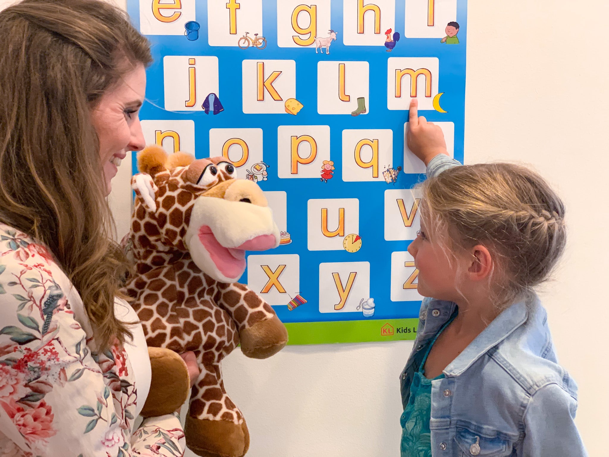 juf leert kind spelenderwijs de letters met de lettertrein