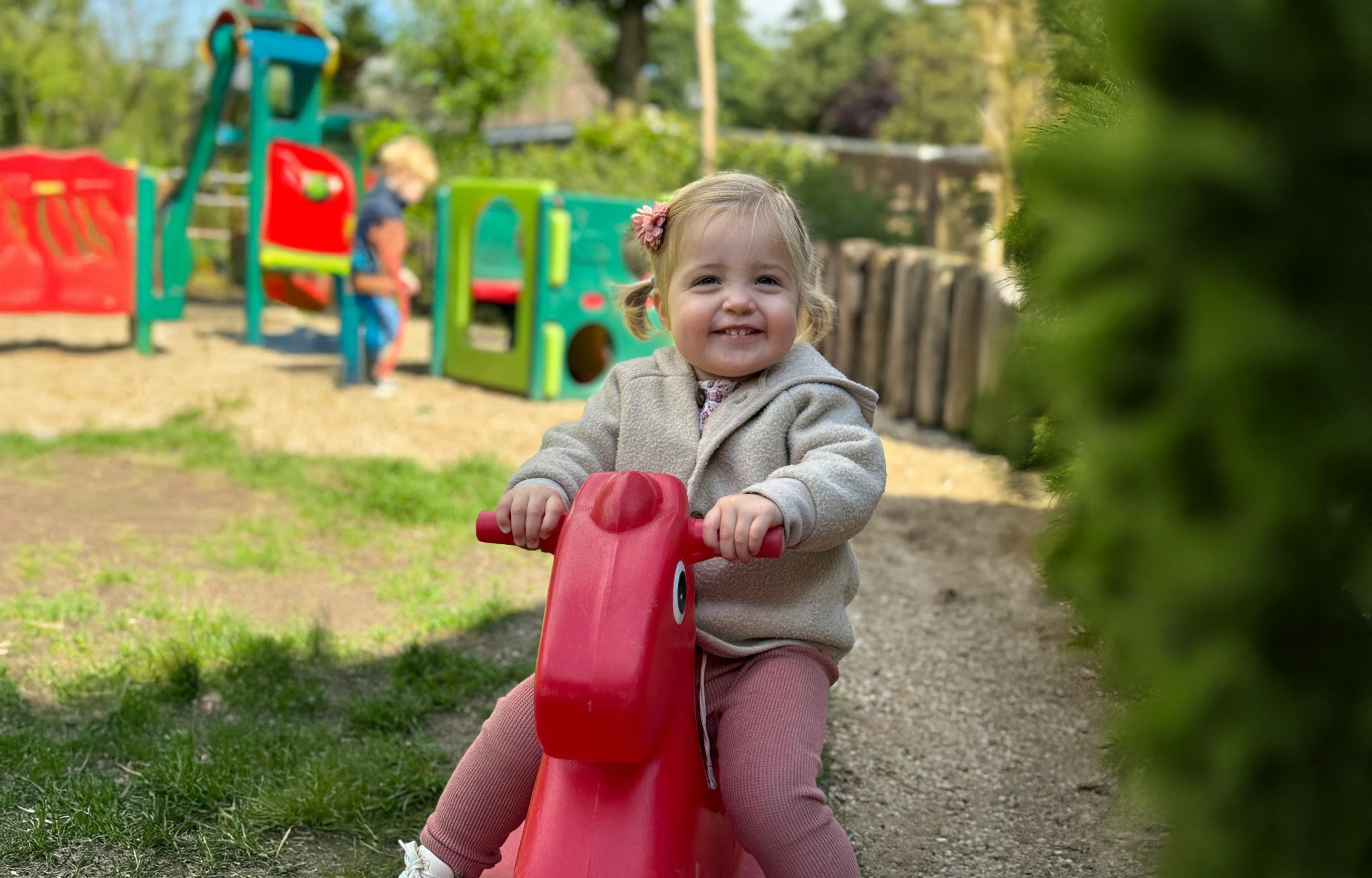 Dreumes is buiten aan het spelen