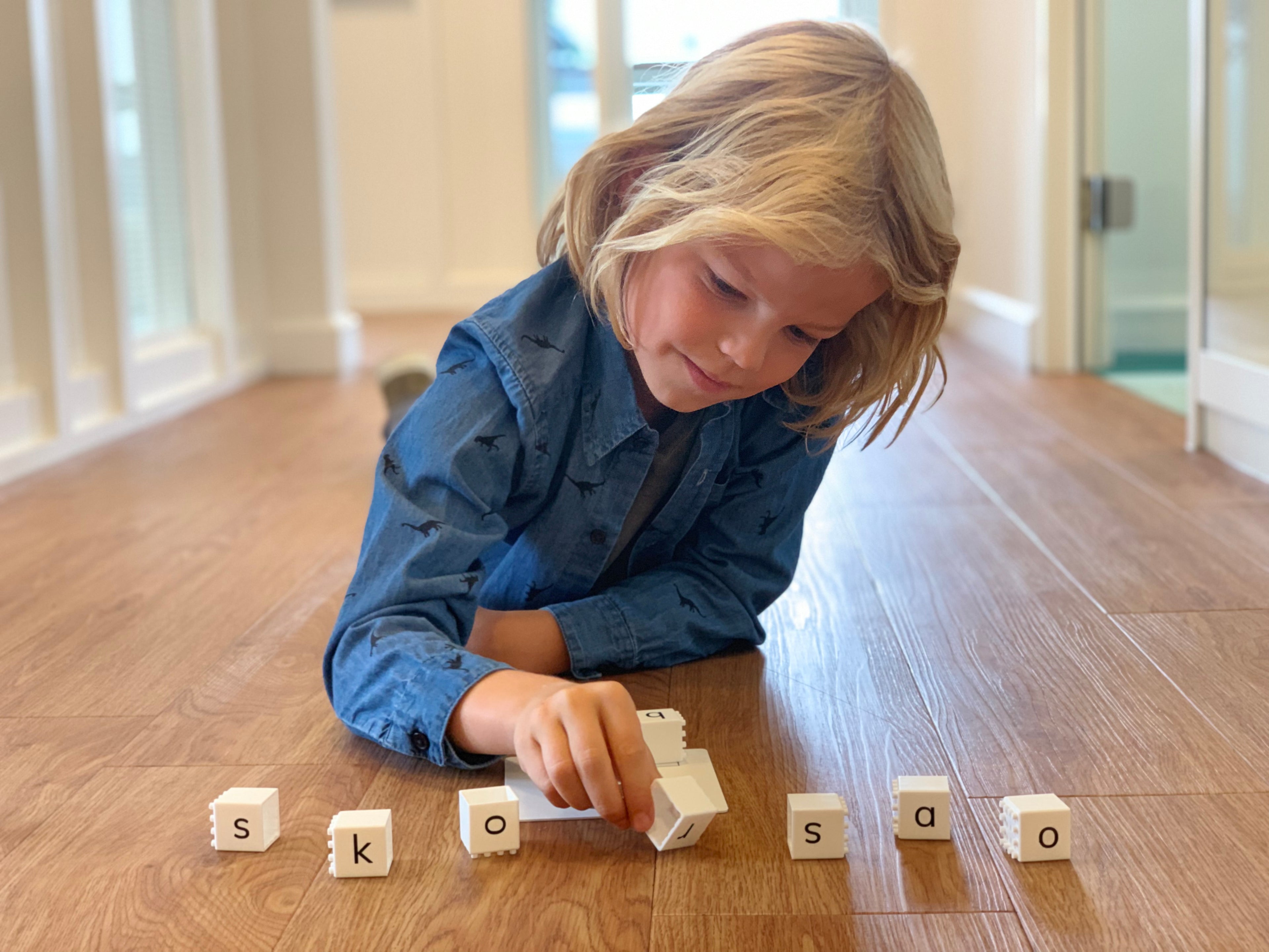 Jongen speelt met blokjes uit De Lettertrein