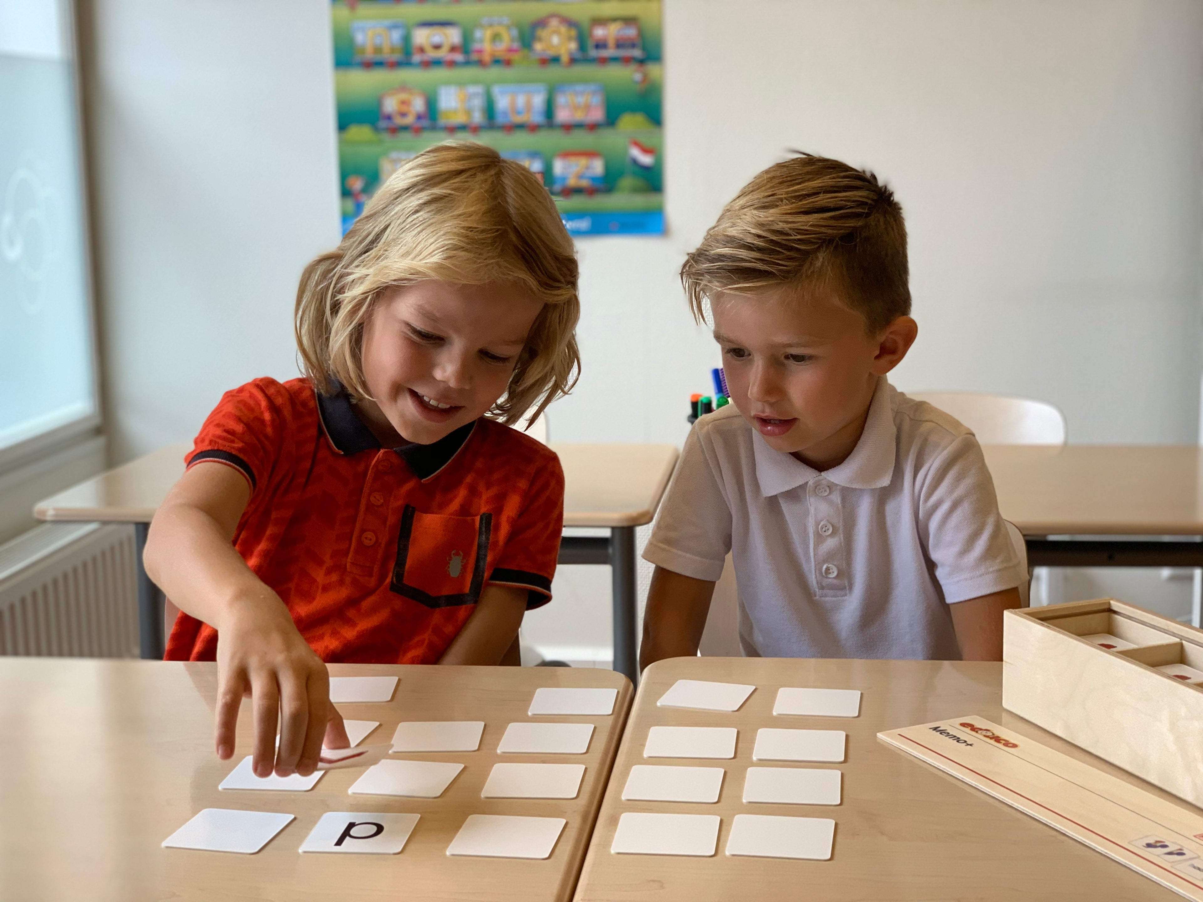 Kinderen spelen memory met Memo+