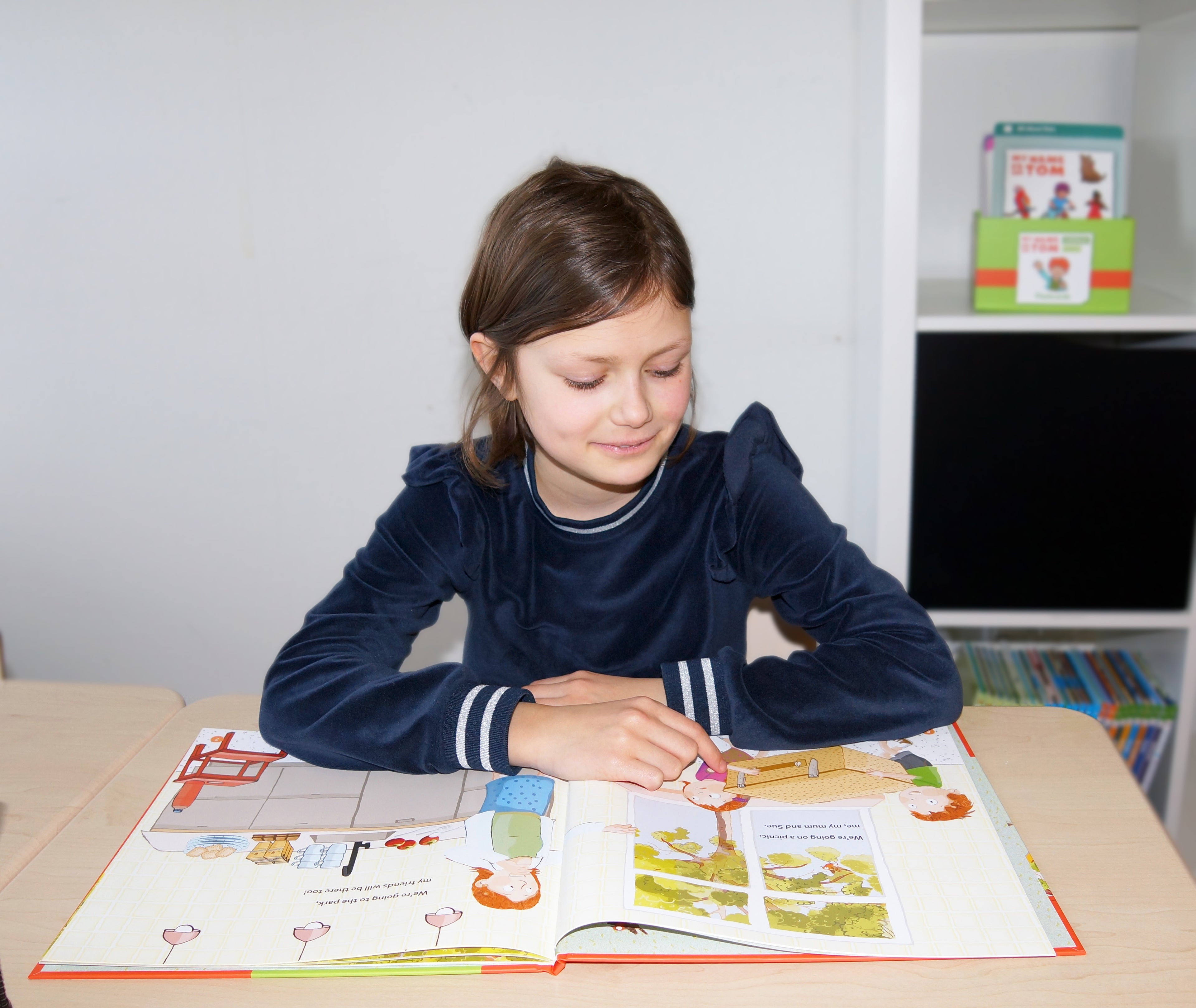 Meisje leest in prentenboek van My Name is Tom in Groep 4