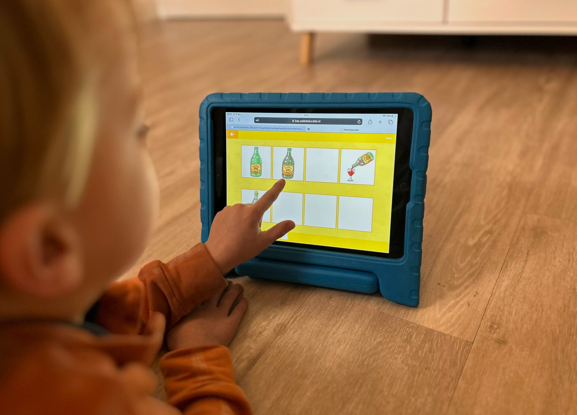 kind speelt met bas peuter spel op de tablet