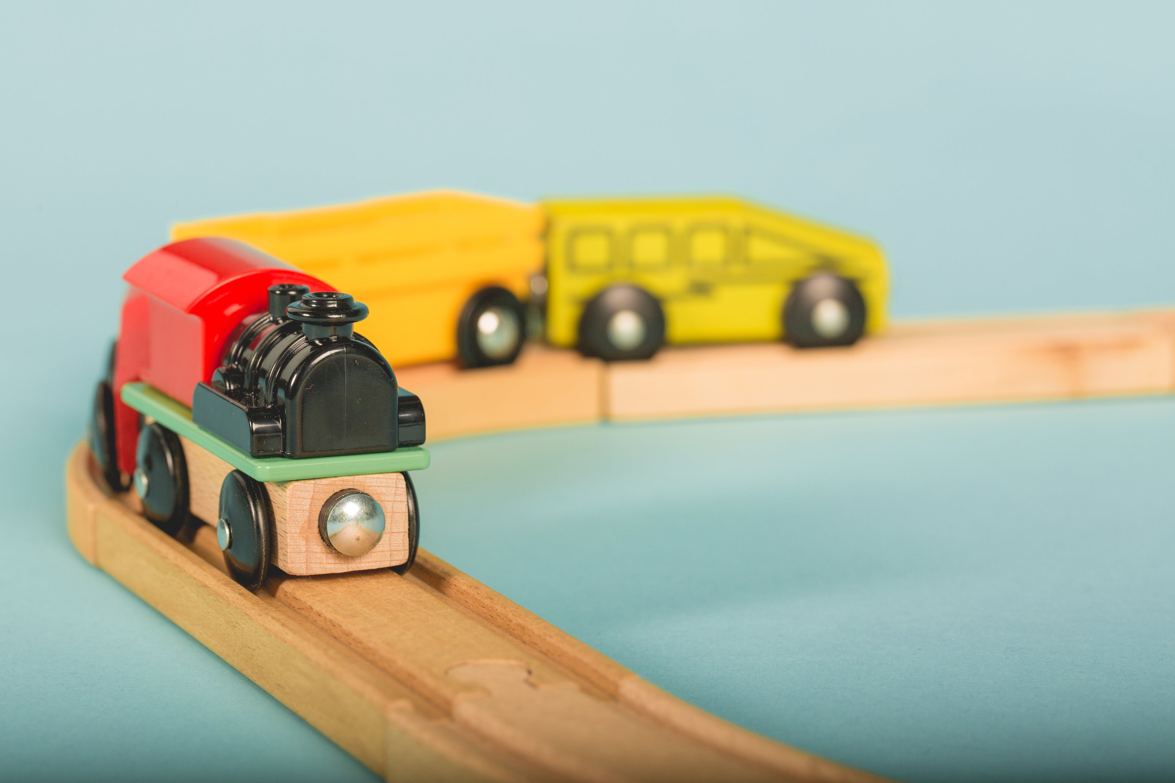 Speelgoedtreintje op een treinbaan