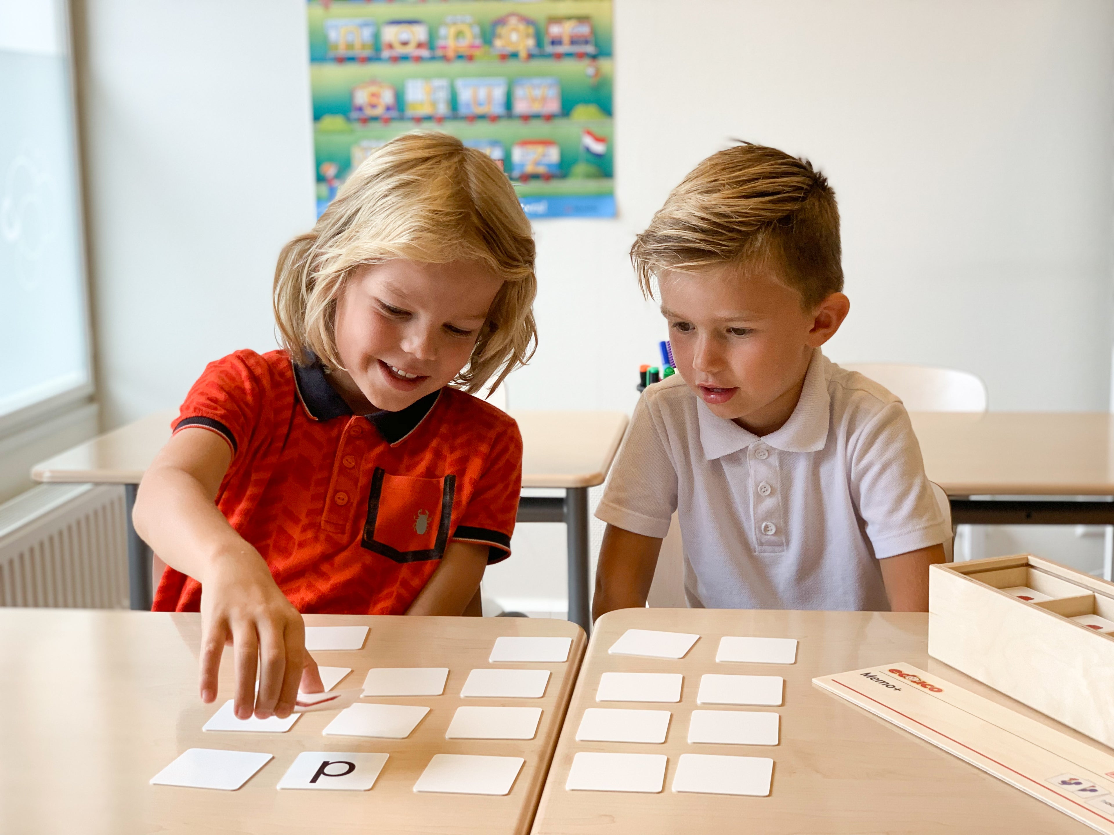 Jongens spelen memory met Memo+